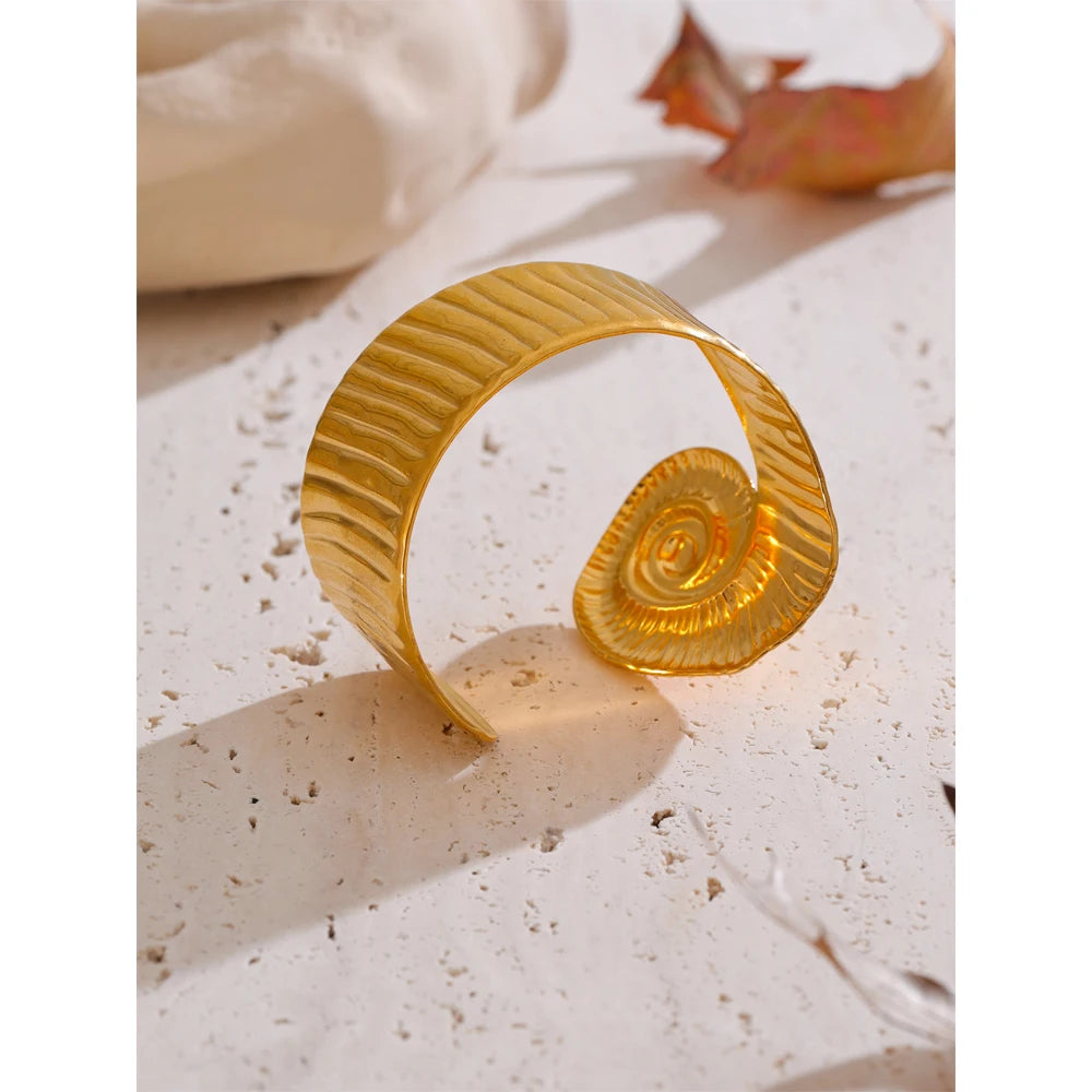 Isalene  Bracelets Gold / Diameter: 58–60 mm Aurelia Shell Cuff