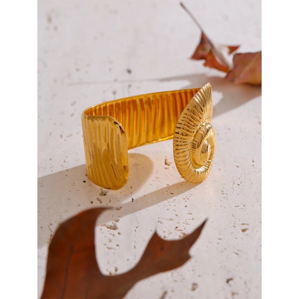 Isalene  Bracelets Gold / Diameter: 58–60 mm Aurelia Shell Cuff