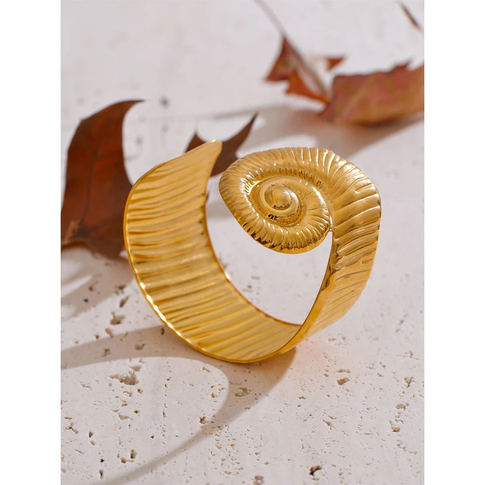Isalene  Bracelets Gold / Diameter: 58–60 mm Aurelia Shell Cuff