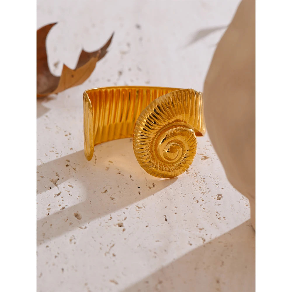 Isalene  Bracelets Gold / Diameter: 58–60 mm Aurelia Shell Cuff