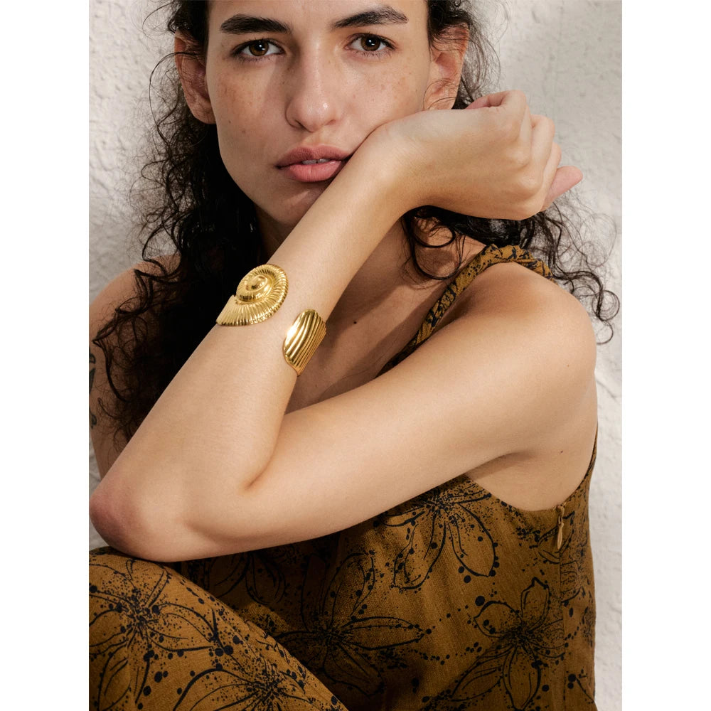 Isalene  Bracelets Gold / Diameter: 58–60 mm Aurelia Shell Cuff