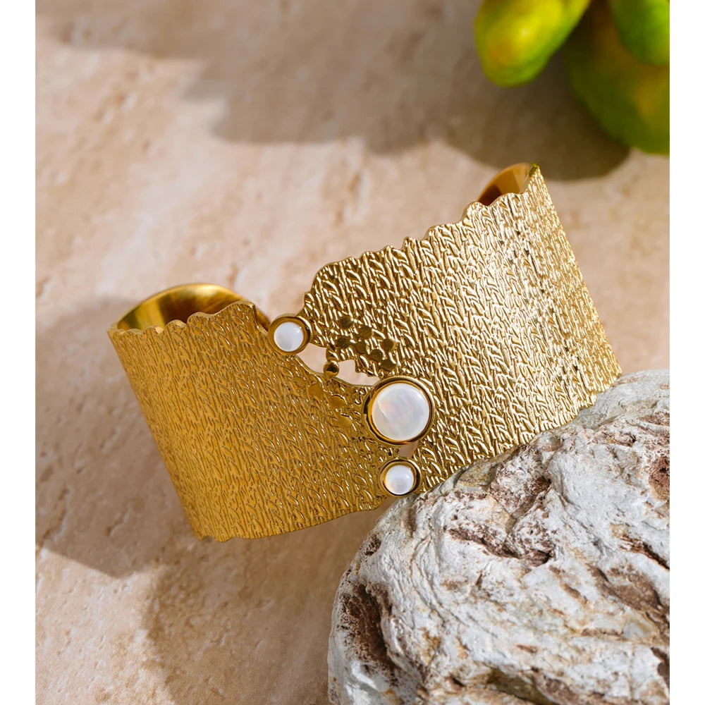 Isalene  Bracelets Gold Noemi Textured Pearl Cuff