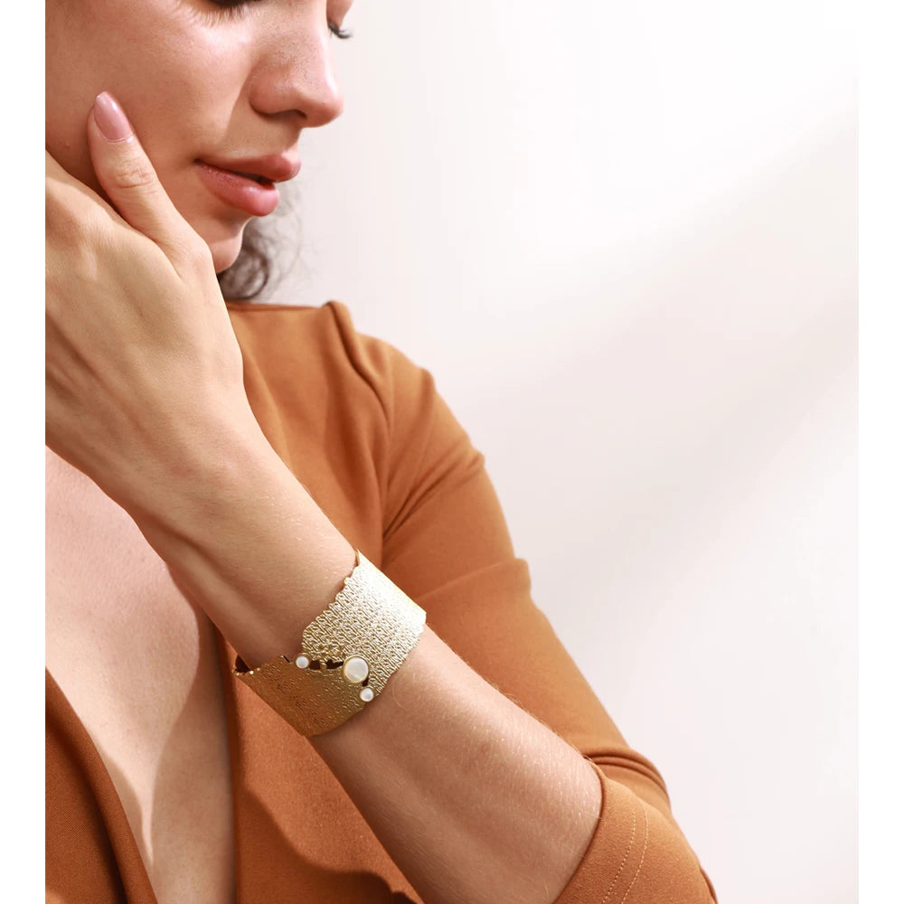 Isalene  Bracelets Gold Noemi Textured Pearl Cuff