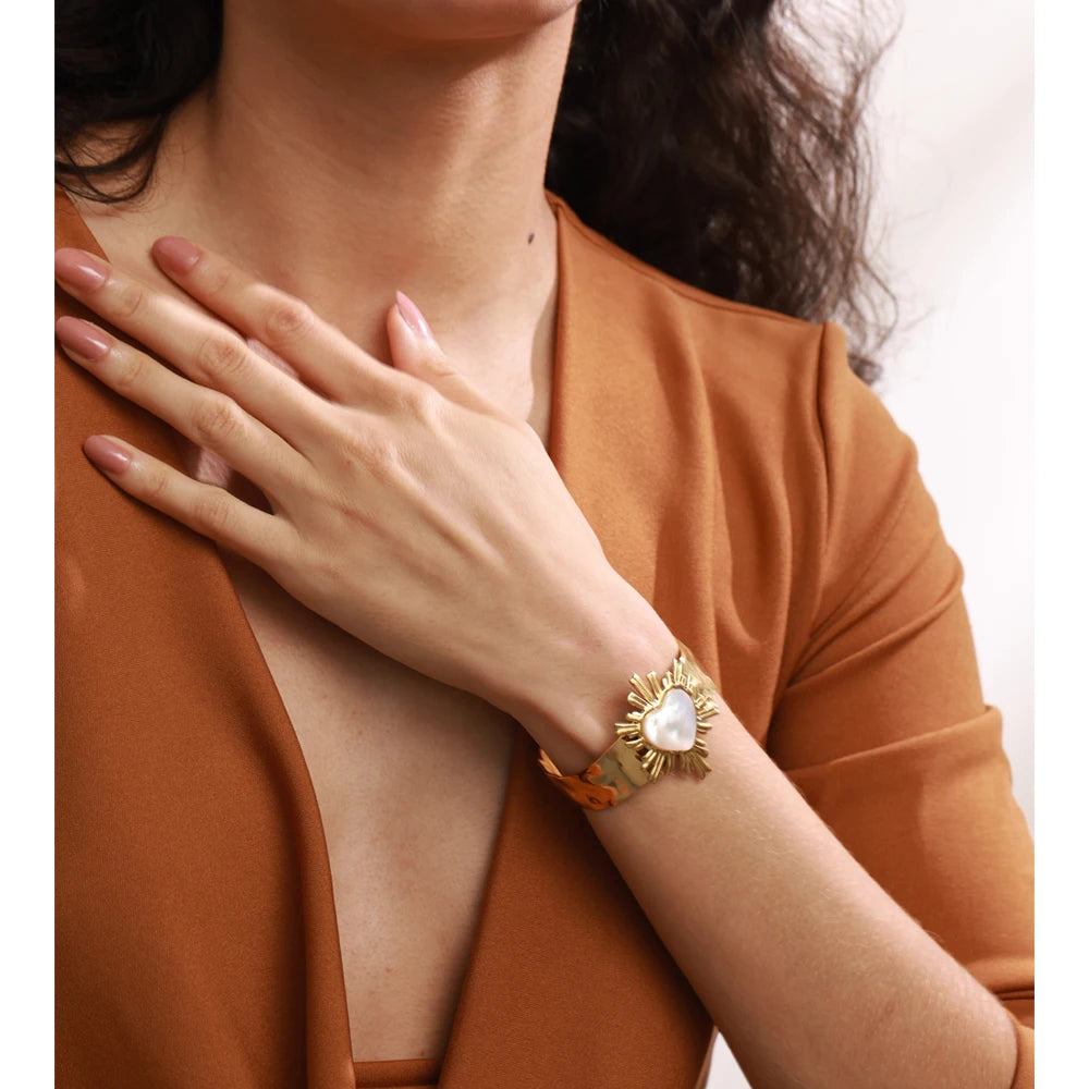 Isalene  Bracelets Gold Valentina Radiant Heart Cuff