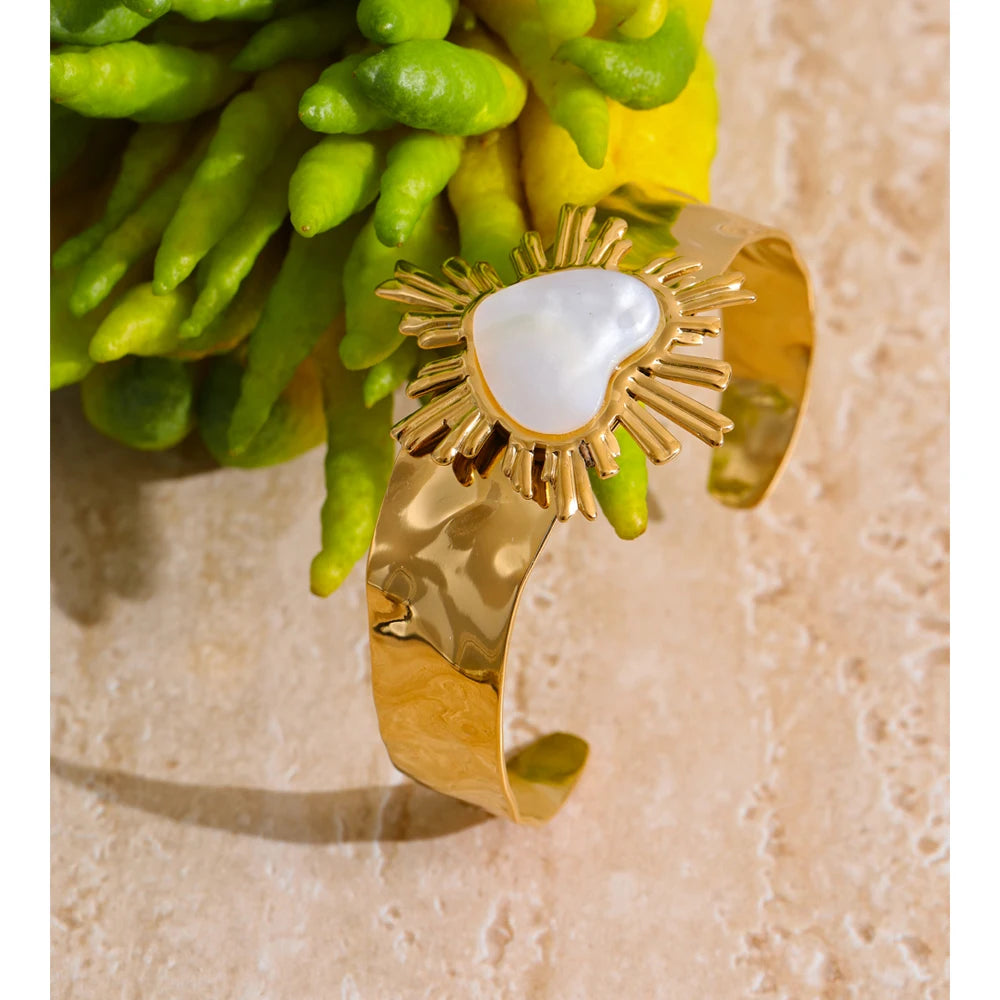 Isalene  Bracelets Gold Valentina Radiant Heart Cuff