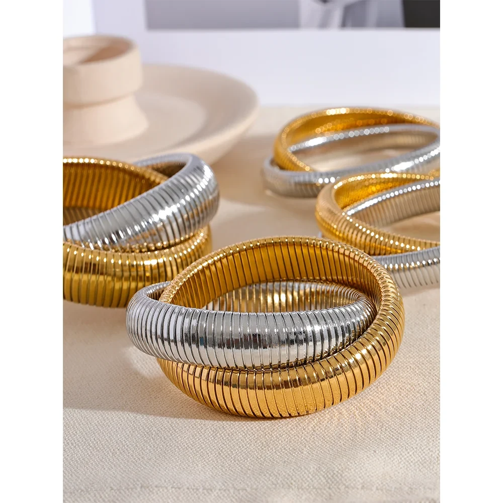 Isalene  Bracelets Twist Harmony Bangle