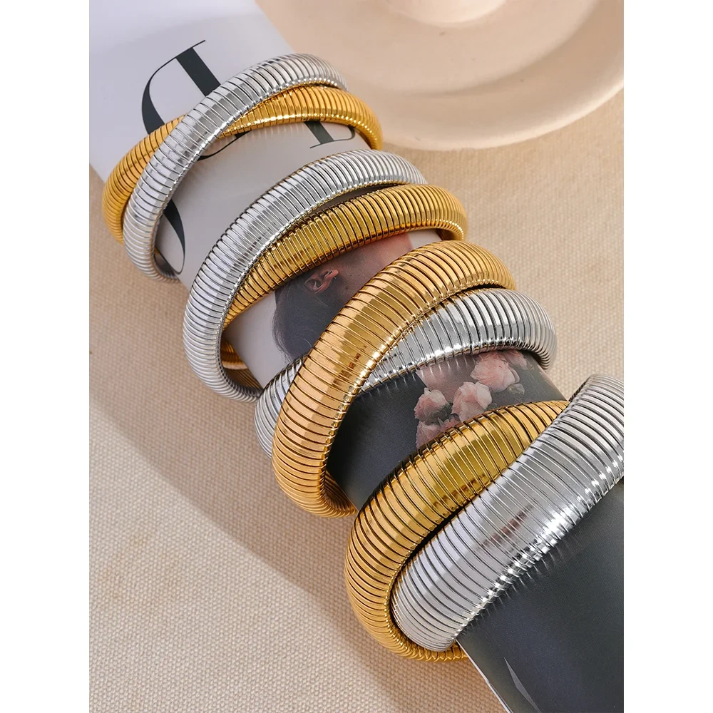 Isalene  Bracelets Twist Harmony Bangle