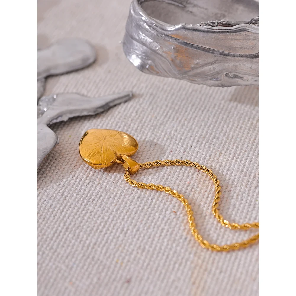 Isalene  Necklaces Gold Aurora Radiant Heart Necklace