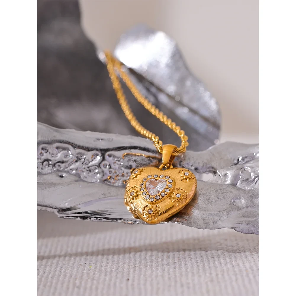 Isalene  Necklaces Gold Aurora Radiant Heart Necklace