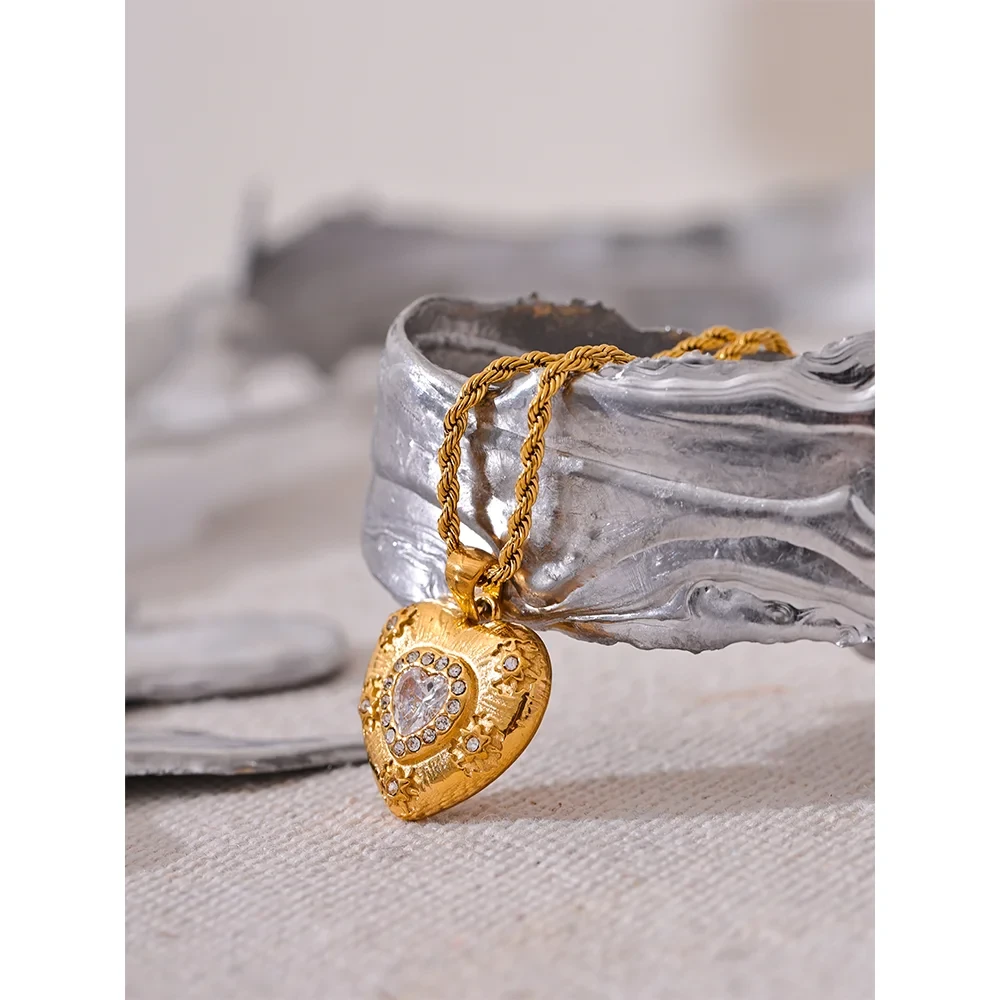 Isalene  Necklaces Gold Aurora Radiant Heart Necklace