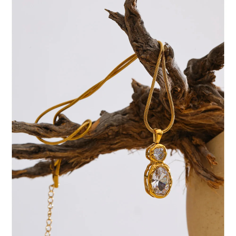 Isalene  Necklaces Gold Elara Pendant Necklace