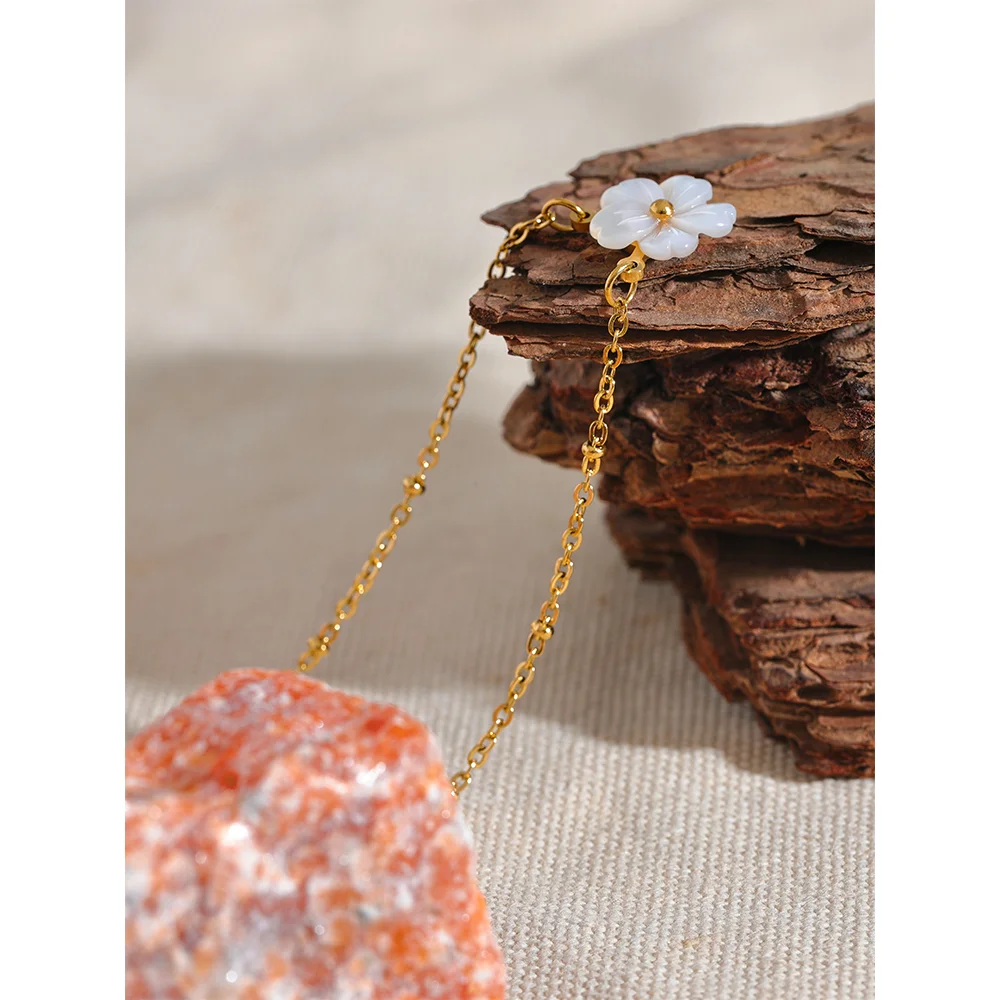 Isalene  Necklaces Gold Fleurine Blossom Necklace