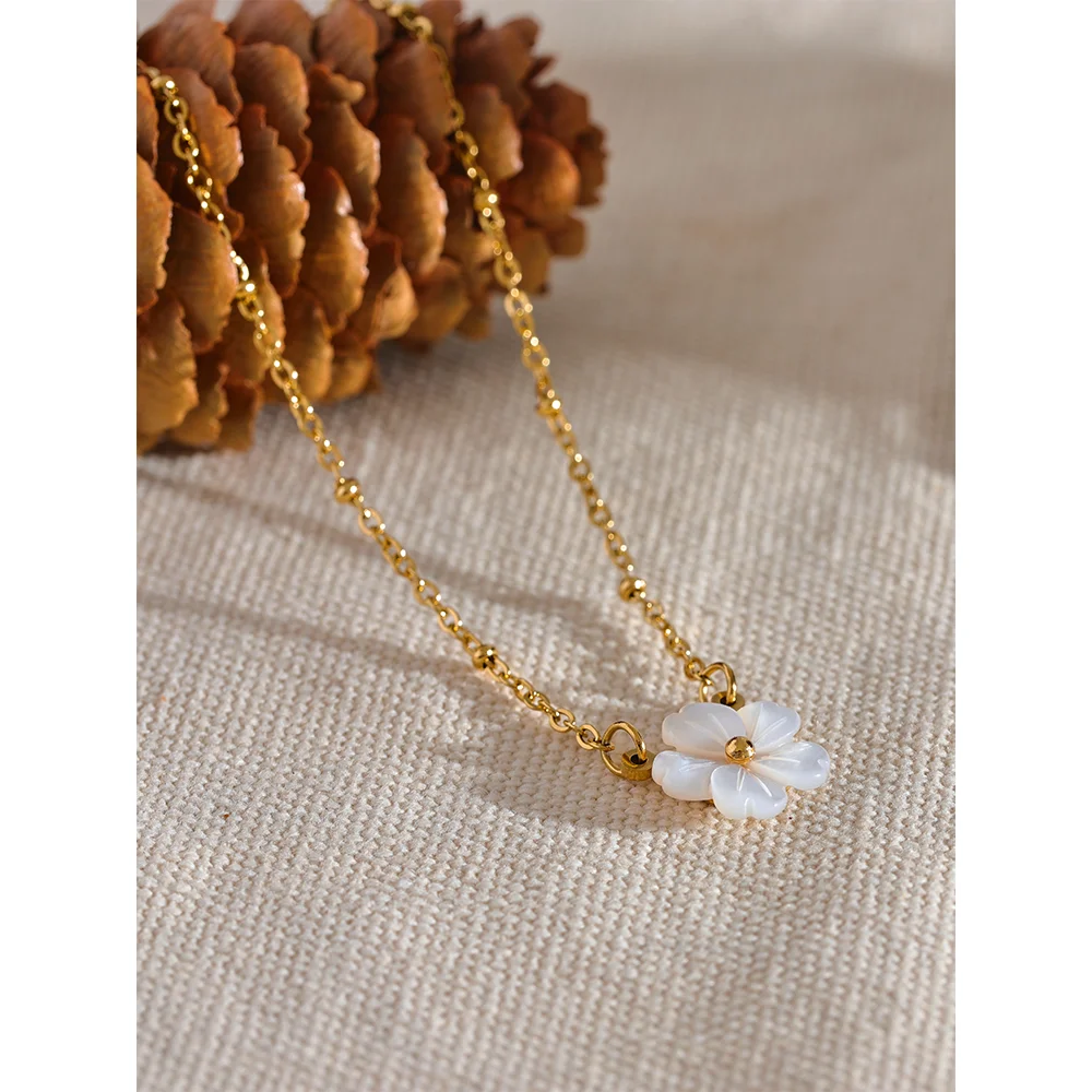 Isalene  Necklaces Gold Fleurine Blossom Necklace