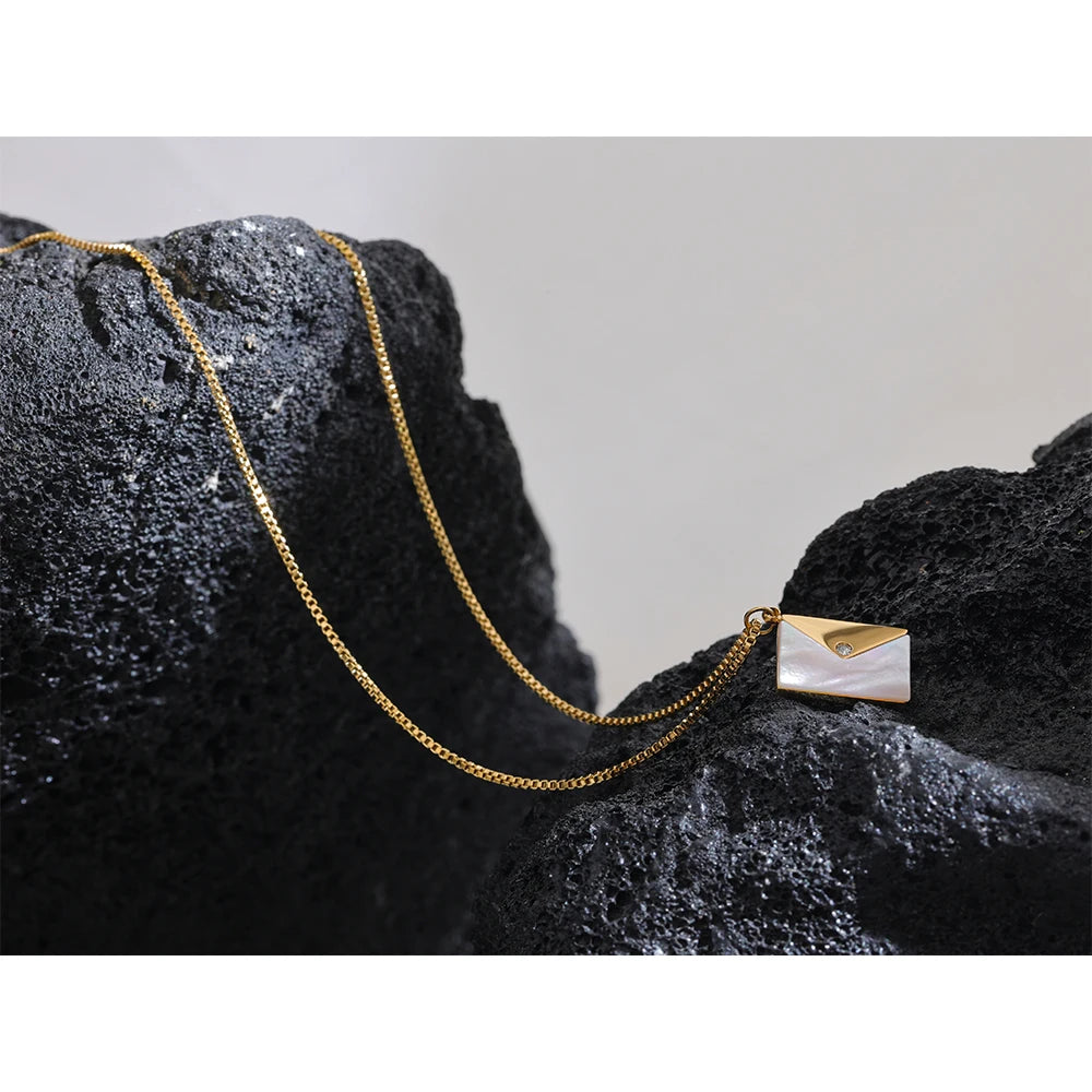 Isalene  Necklaces Gold Maren Pendant Necklace