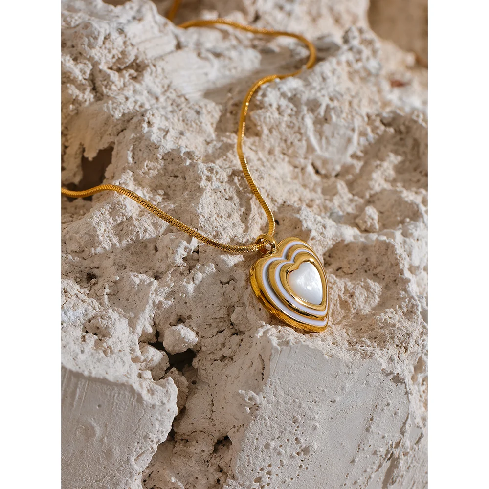 Isalene  Necklaces Gold Retro Heart Pendant Necklace