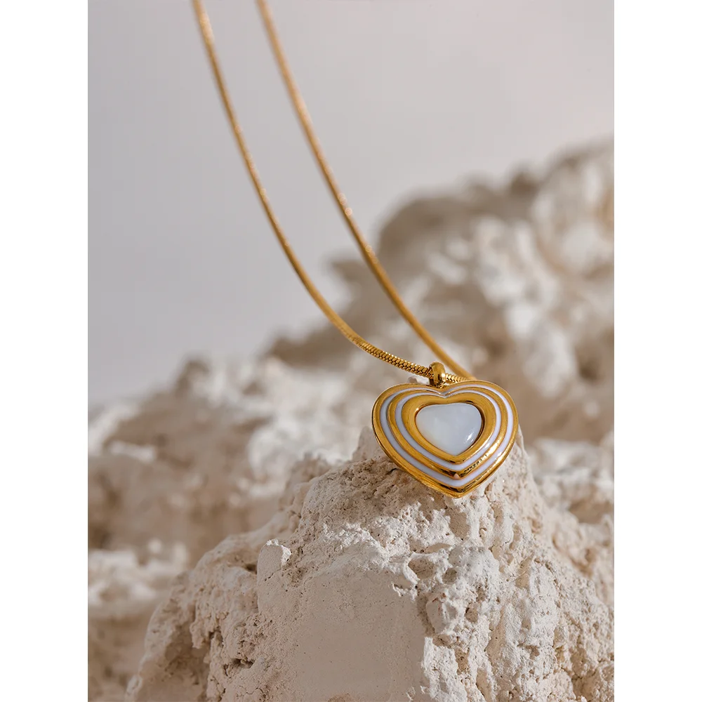 Isalene  Necklaces Gold Retro Heart Pendant Necklace
