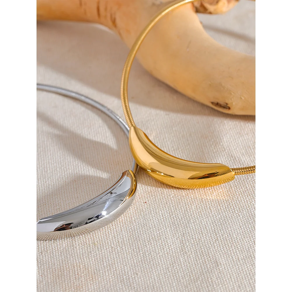 Isalene  Necklaces Luna Curve Collar