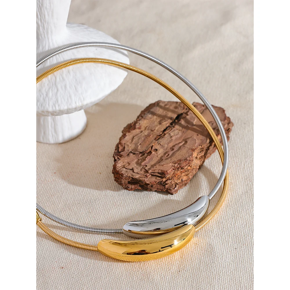 Isalene  Necklaces Luna Curve Collar