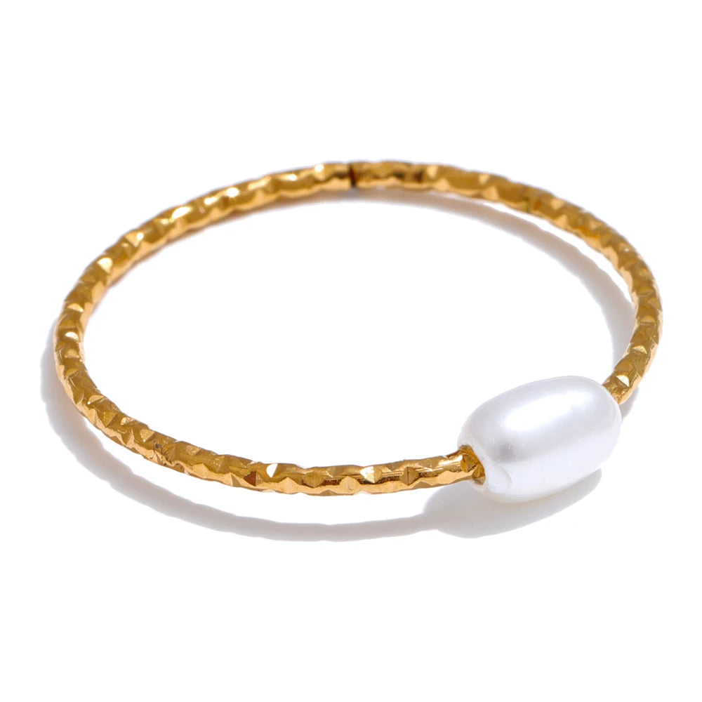 Isalene  Ring Gold / 6 Isla Pearl Hammered Band