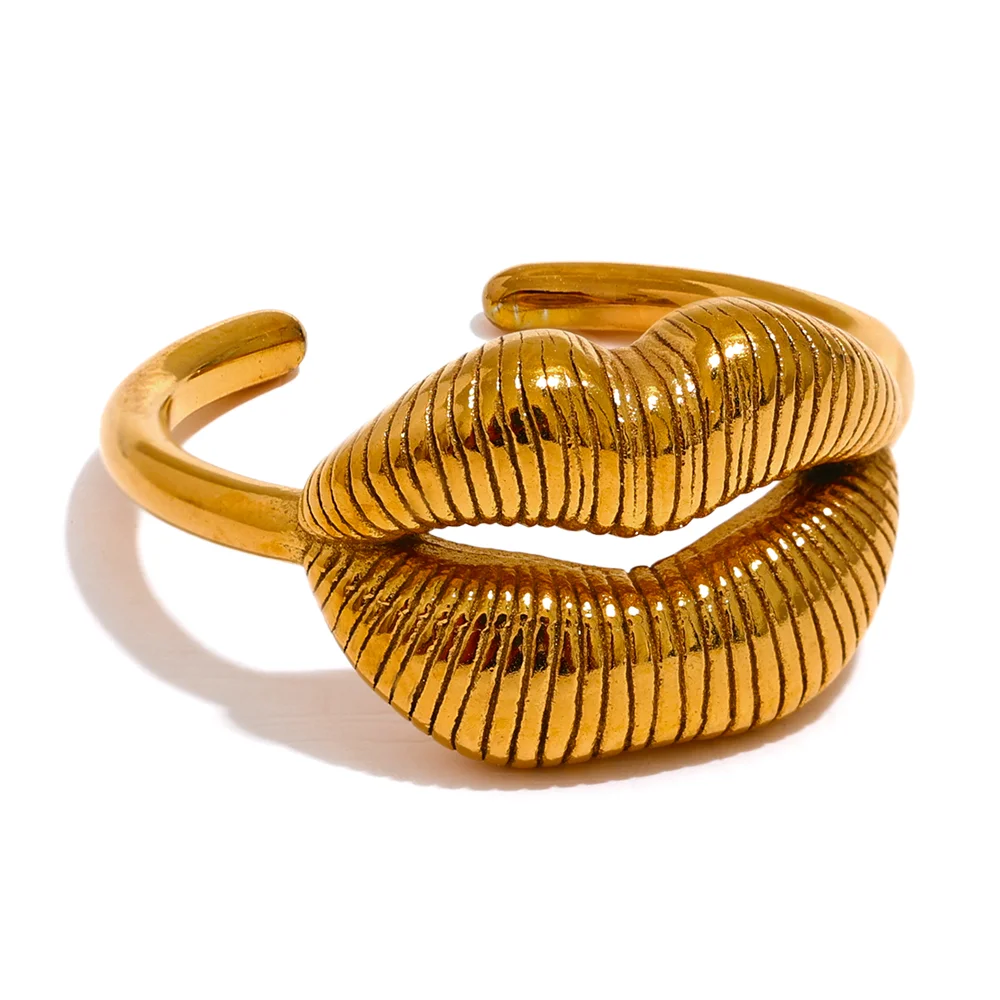 Isalene  Ring Gold / 7 Soraya Lips Statement Ring