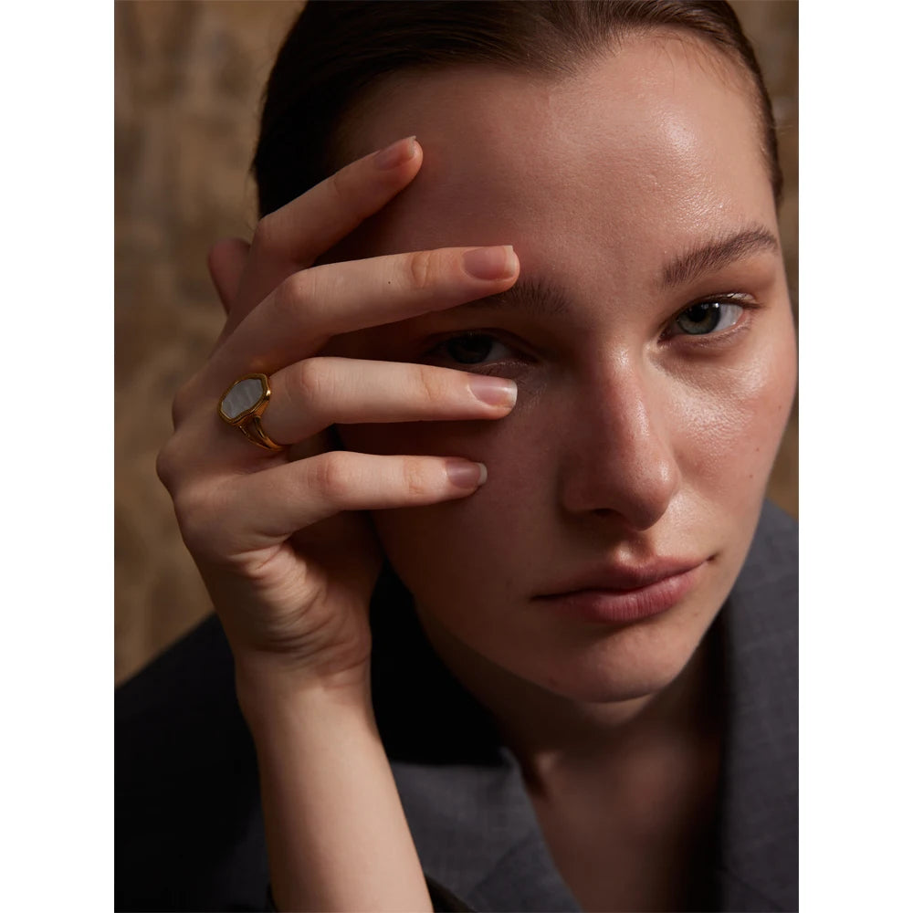 Isalene  Ring Gold / Adjustable Luma Halo Stone Ring