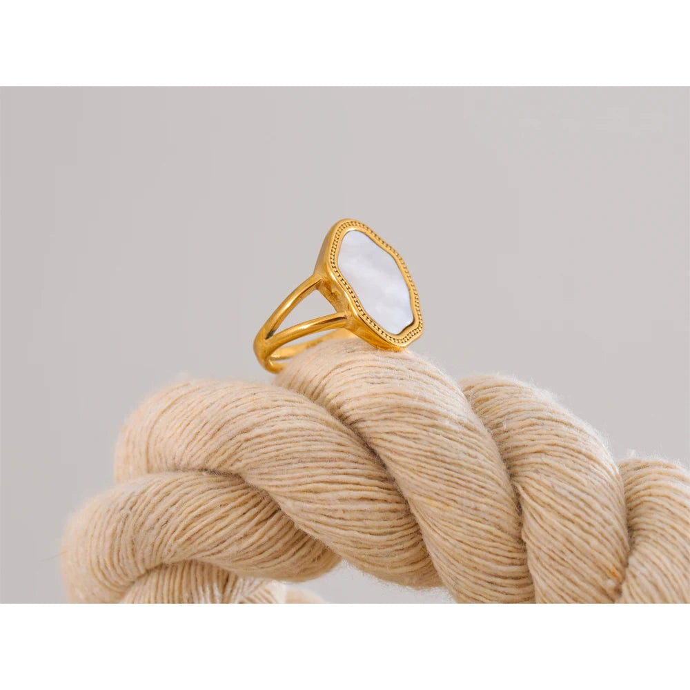 Isalene  Ring Gold / Adjustable Luma Halo Stone Ring