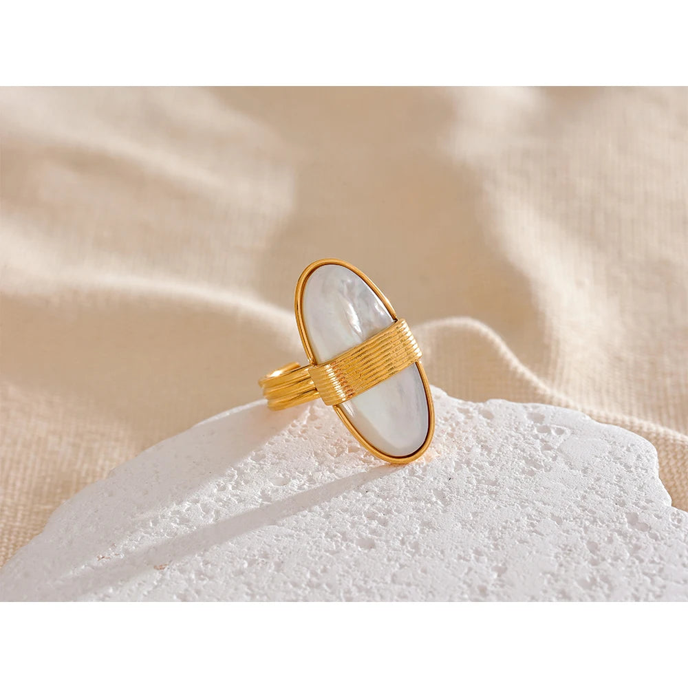 Isalene  Ring Gold / Adjustable Lumi Pearl Oval Ring