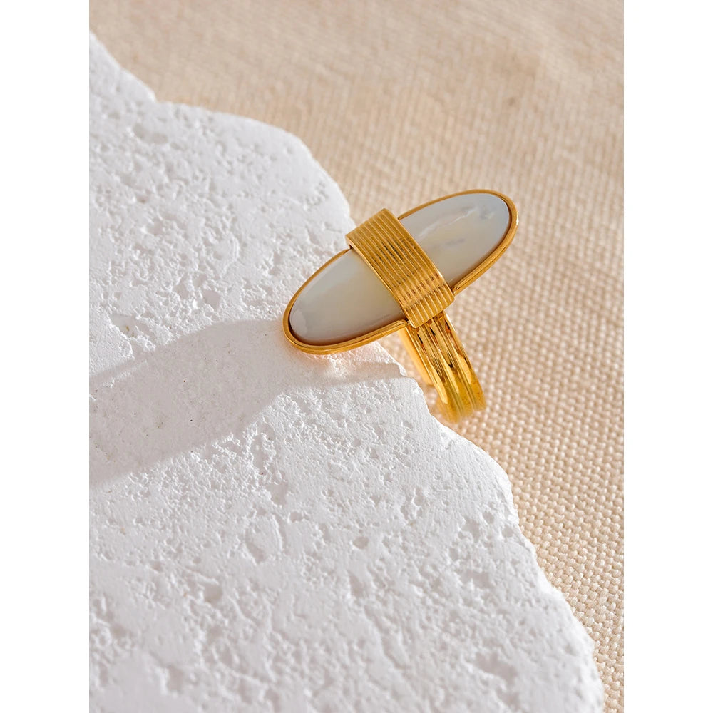 Isalene  Ring Gold / Adjustable Lumi Pearl Oval Ring
