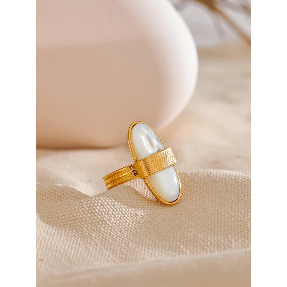 Isalene  Ring Gold / Adjustable Lumi Pearl Oval Ring