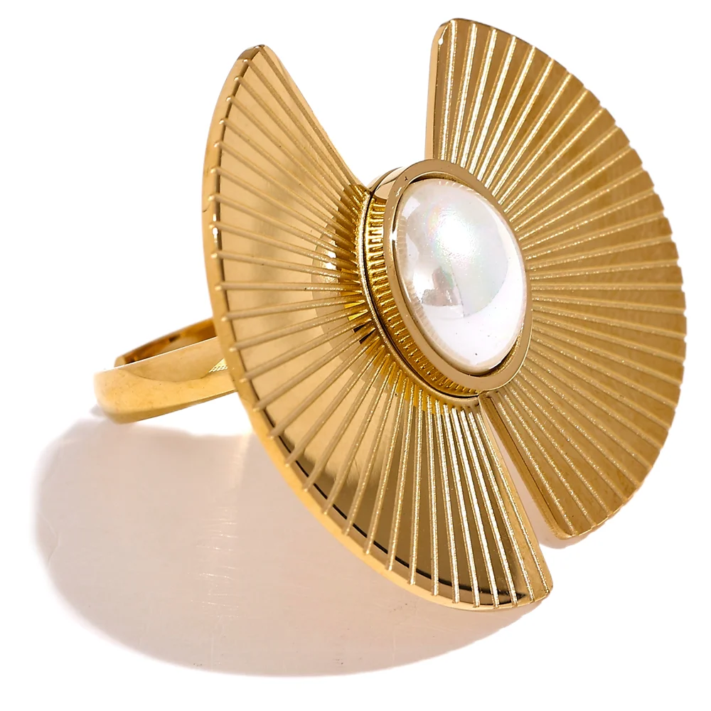 Isalene  Ring Gold / Adjustable Solara Fan Pearl Ring