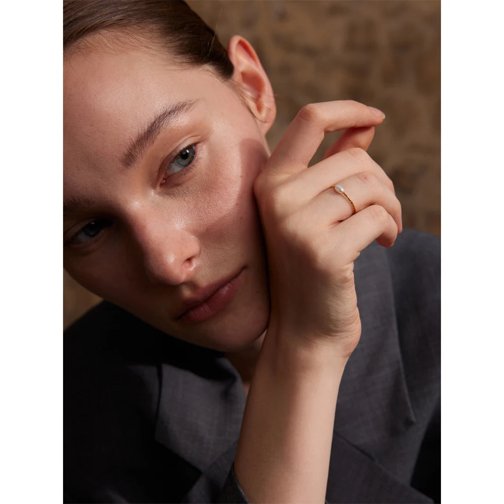 Isalene  Ring Isla Pearl Hammered Band