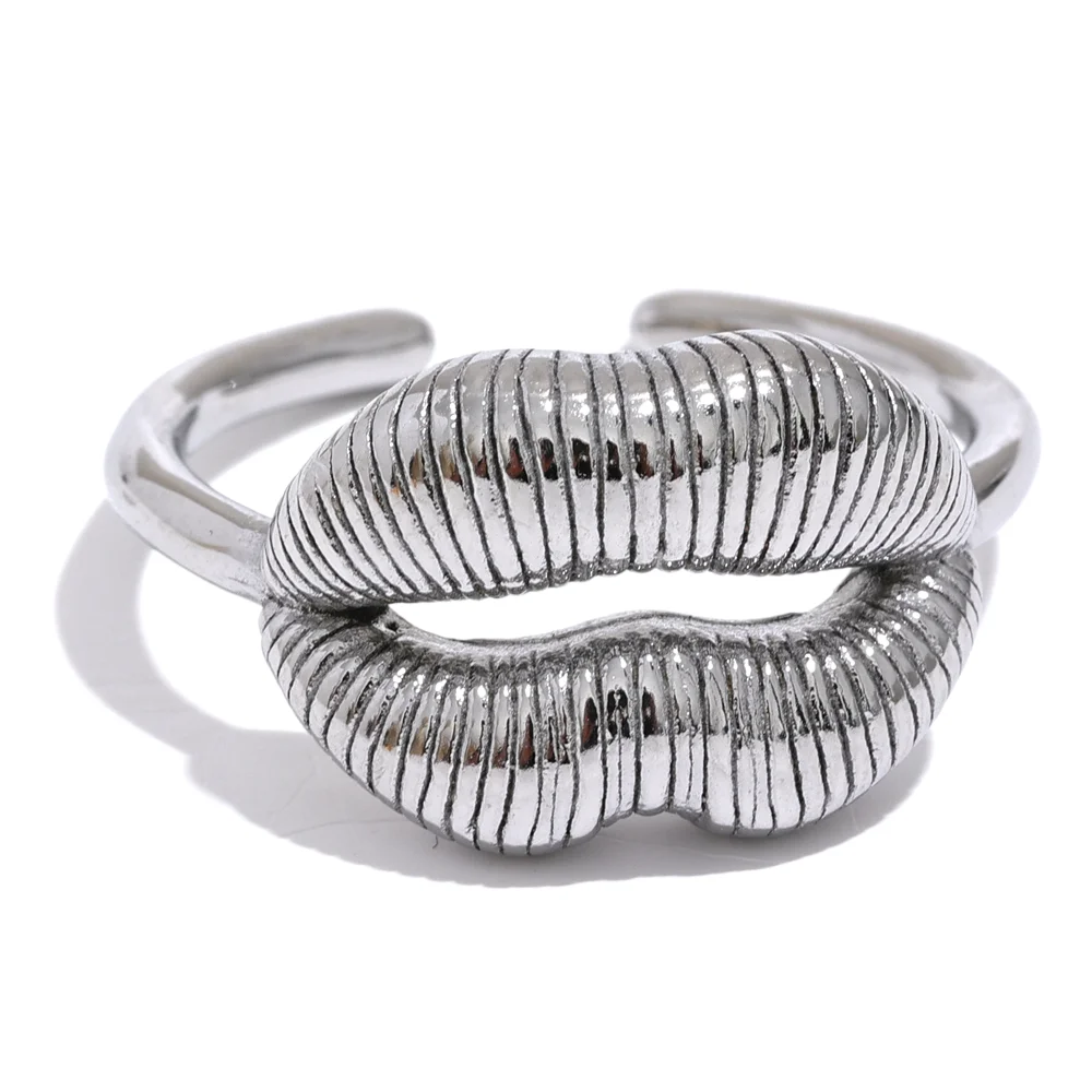 Isalene  Ring Silver / 7 Soraya Lips Statement Ring